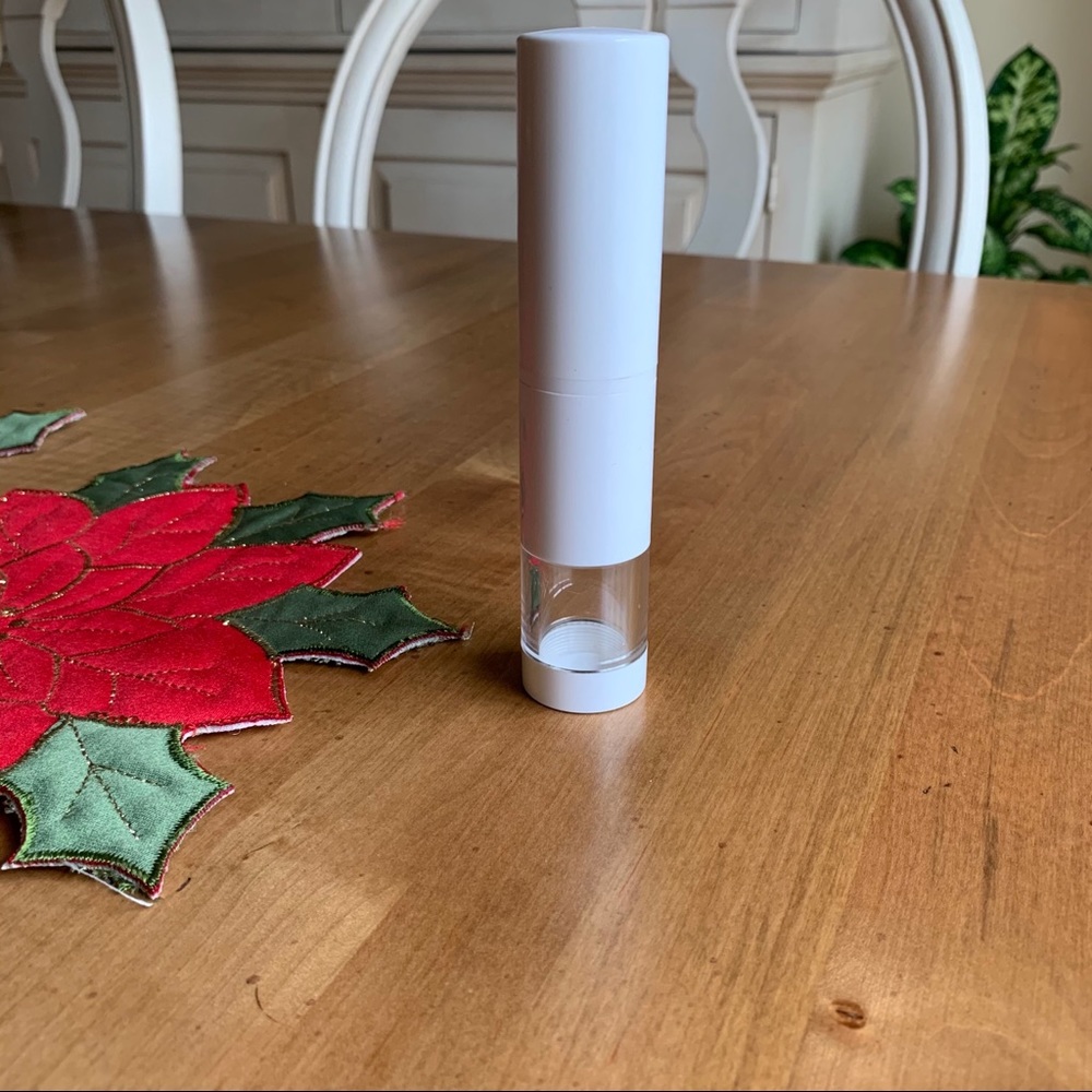 Refillable Powder Brush Dispenser - Picture 3 of 5